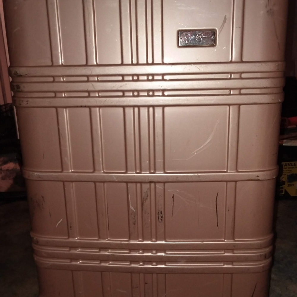 Jessica Simpson suitcase